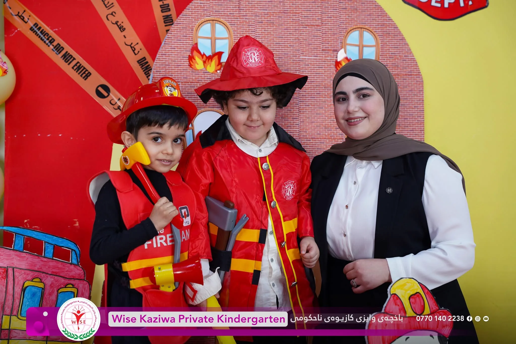 منداڵان بە جلی ئاگرکوژێنەوە لەگەڵ مامۆستاکەیان