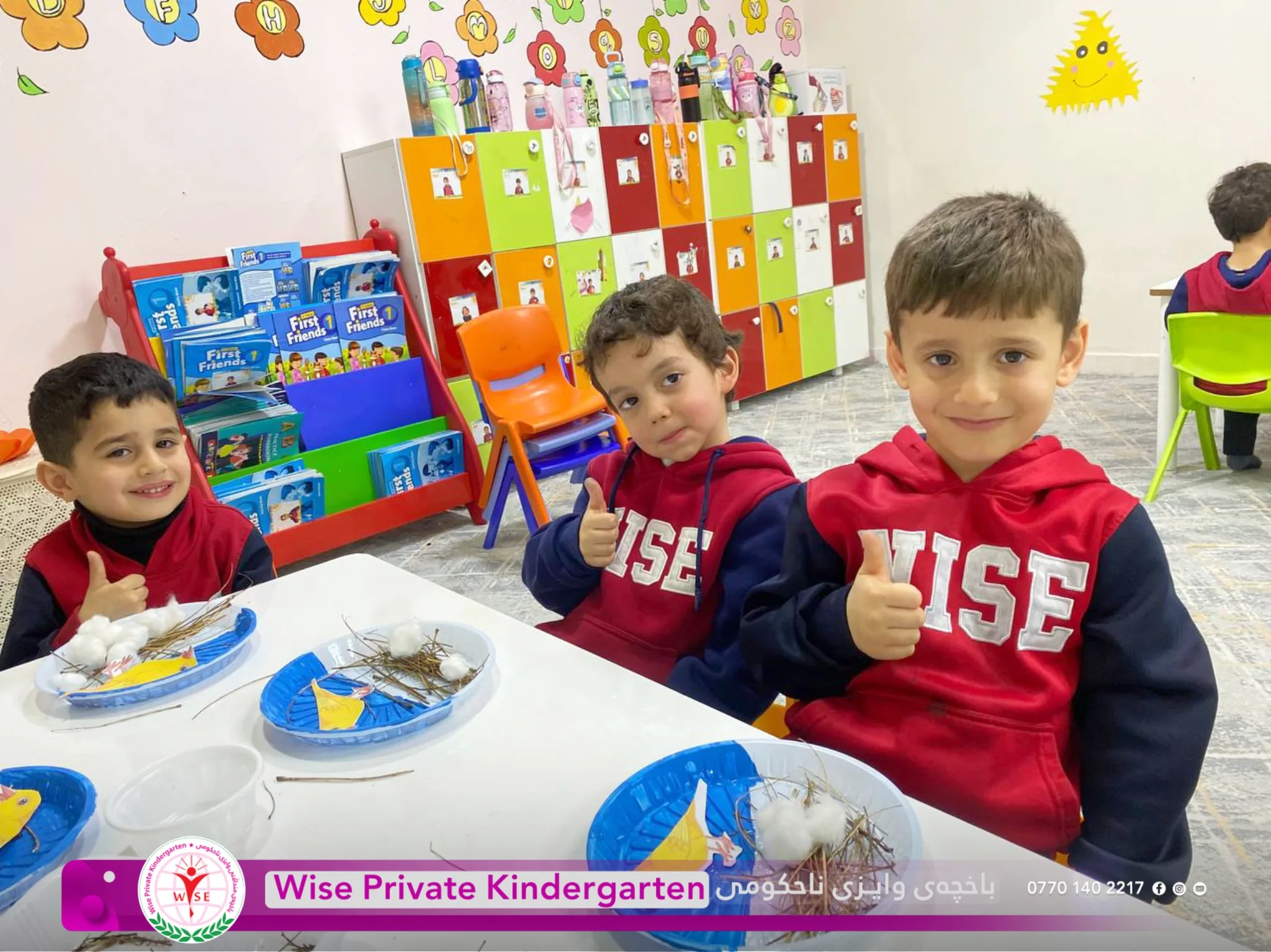 منداڵانی باخچە لە کاتی خواردن پەنجە بەرز دەکەنەوە