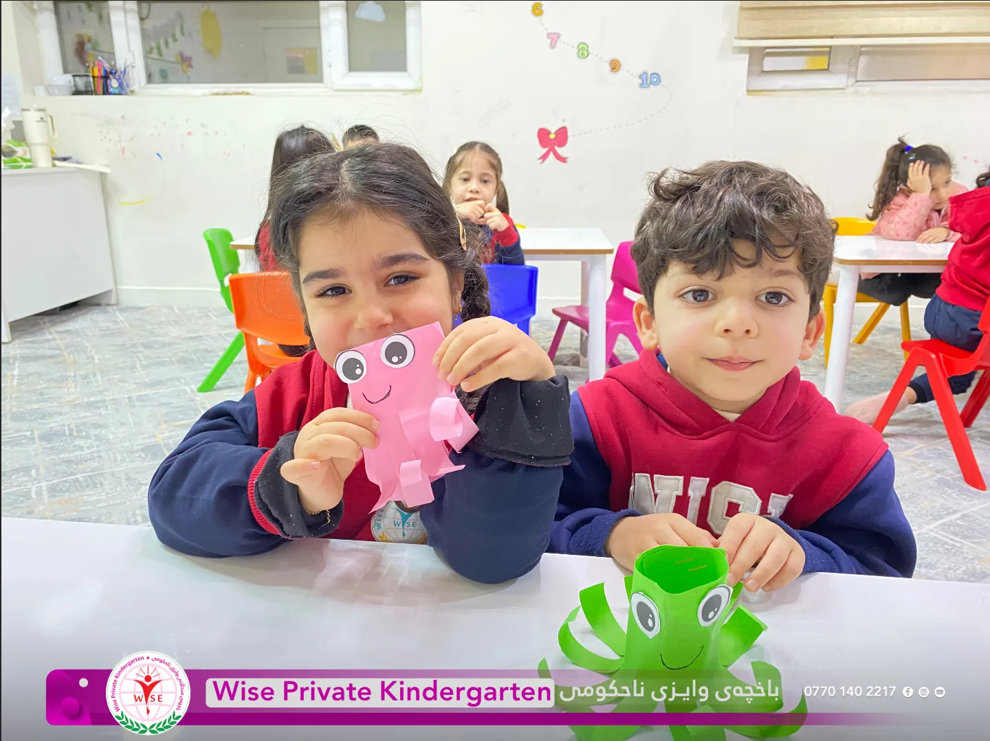 طفلان يعرضان أعمالهما الورقية