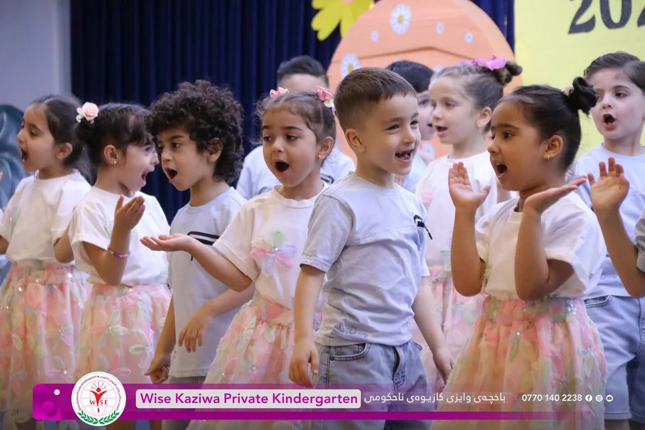 أطفال الروضة يهتفون بحماس